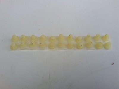 Zásterka k napájačke s nádržou na vodu.
